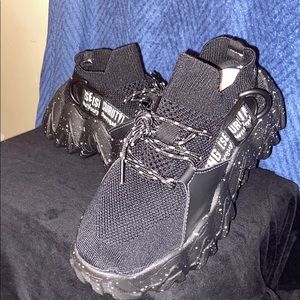 Women’s sneaker : size 6